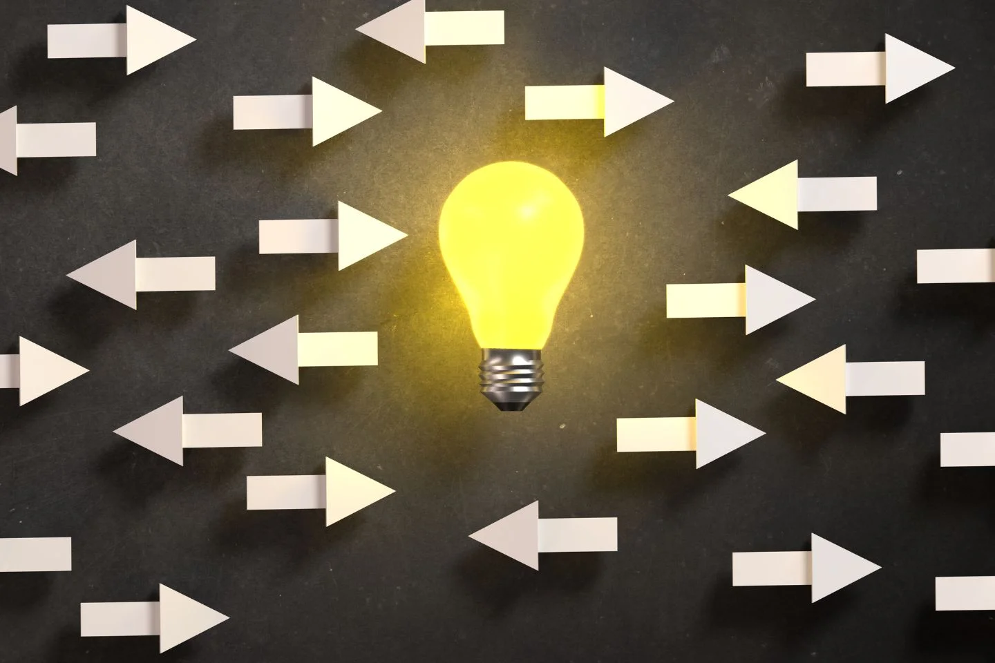 lightbulb with arrows arouned it, pointing left and right
